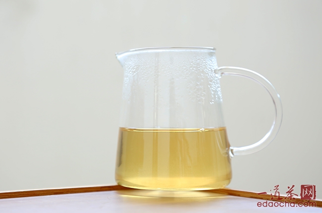 色泽清晰、透亮、油润感是优质茶汤的表现